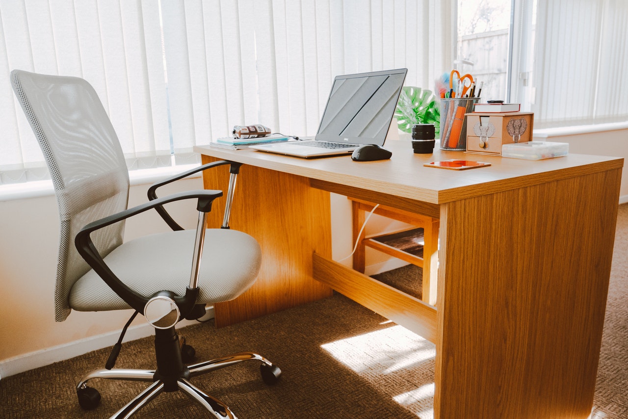 Fotel do biurka — jakie funkcje powinien spełniać?